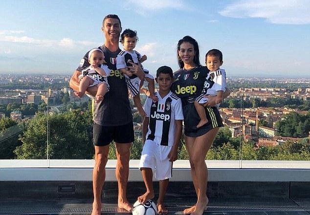 Ronaldo usa a Camisola da Juventus para toda a família